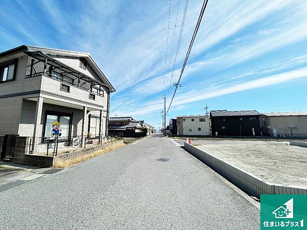 周辺は落ち着いた街並みの住宅地!子育てがしやすい住環境です!まだ未完成ですが、現地でしかわからない事もございます。是非一度ご覧ください。