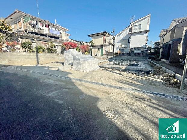 周辺は落ち着いた街並みの住宅地！子育てがしやすい住環境です！まだ未完成ですが、現地でしかわからない事もございます。是非一度ご覧ください。