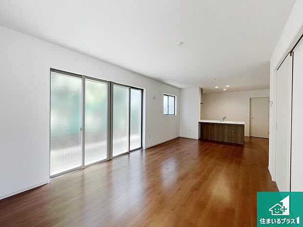 シンプルなリビングは、観葉植物等のインテリアを楽しめますね!パパ好みにも、ママ好みにも家具次第で雰囲気を変えることができます!