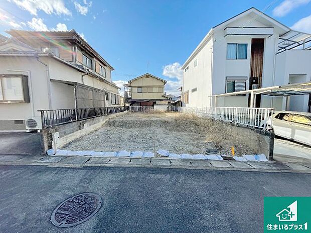 周辺は落ち着いた街並みの住宅地！子育てがしやすい住環境です！まだ未完成ですが、現地でしかわからない事もございます。是非一度ご覧ください。