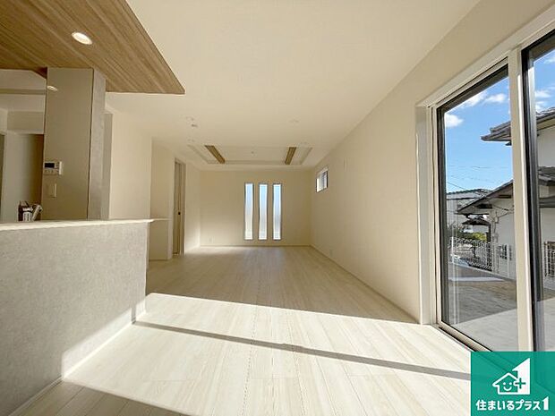 シンプルなリビングは、観葉植物等のインテリアを楽しめますね！パパ好みにも、ママ好みにも家具次第で雰囲気を変えることができます！