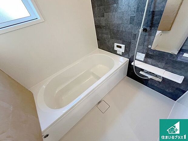 足をゆったり伸ばして寛げる浴槽です。窓が設けられていますので差し込む光が明るく穏やかな雰囲気にしてくれます♪浴室乾燥機も設置しているので、雨の日の洗濯物も安心です♪