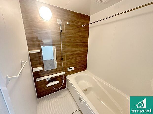 足をゆったり伸ばして寛げる浴槽です。窓が設けられていますので差し込む光が明るく穏やかな雰囲気にしてくれます♪浴室乾燥機も設置しているので、雨の日の洗濯物も安心です♪