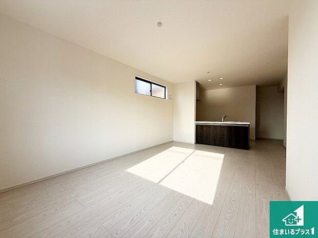 シンプルなリビングは、観葉植物等のインテリアを楽しめますね！パパ好みにも、ママ好みにも家具次第で雰囲気を変えることができます！