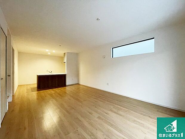 シンプルなリビングは、観葉植物等のインテリアを楽しめますね！パパ好みにも、ママ好みにも家具次第で雰囲気を変えることができます！