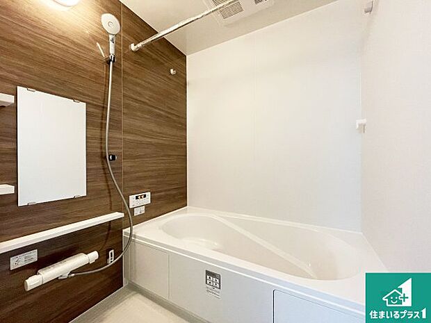 足をゆったり伸ばして寛げる浴槽です。窓が設けられていますので差し込む光が明るく穏やかな雰囲気にしてくれます♪浴室乾燥機も設置しているので、雨の日の洗濯物も安心です♪