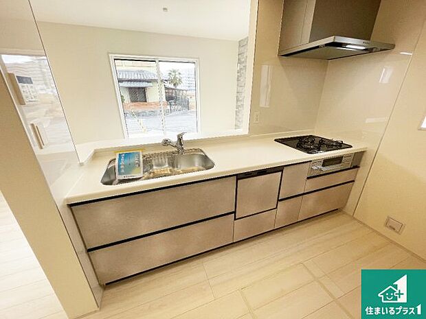 リビングと統一感があり、使い勝手のいいキッチン。広々としているので、二人並んで作業が出来ちゃいます。お子様と一緒に色々なお料理に挑戦できるスペースがあります。