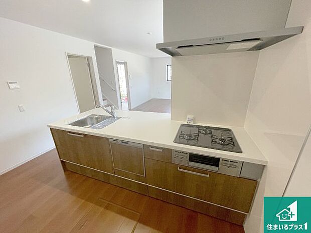 リビングと統一感があり、使い勝手のいいキッチン。広々としているので、二人並んで作業が出来ちゃいます。お子様と一緒に色々なお料理に挑戦できるスペースがあります。