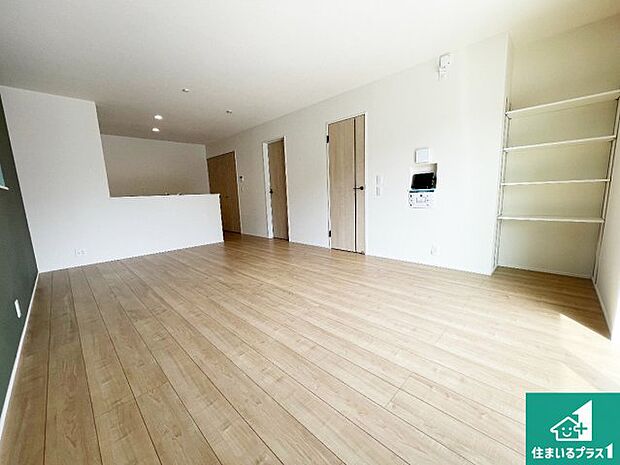 シンプルなリビングは、観葉植物等のインテリアを楽しめますね!パパ好みにも、ママ好みにも家具次第で雰囲気を変えることができます!