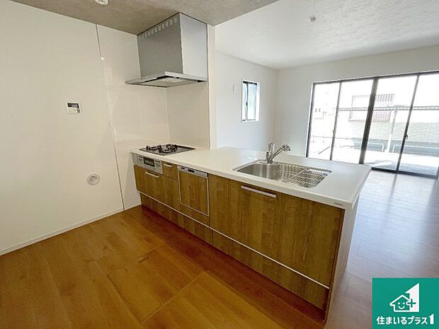 リビングと統一感があり、使い勝手のいいキッチン。広々としているので、二人並んで作業が出来ちゃいます。お子様と一緒に色々なお料理に挑戦できるスペースがあります。