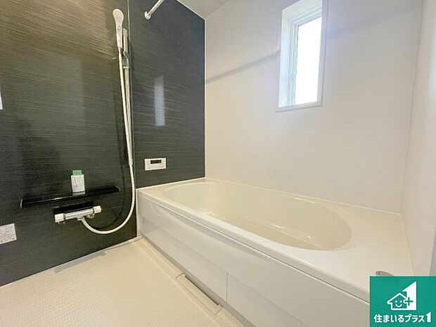 足をゆったり伸ばして寛げる浴槽です。窓が設けられていますので差し込む光が明るく穏やかな雰囲気にしてくれます♪浴室乾燥機も設置しているので、雨の日の洗濯物も安心です♪