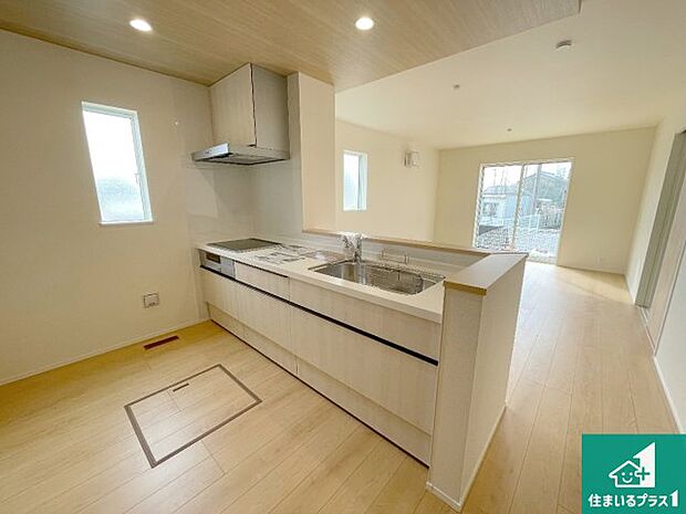 リビングと統一感があり、使い勝手のいいキッチン。広々としているので、二人並んで作業が出来ちゃいます。お子様と一緒に色々なお料理に挑戦できるスペースがあります。