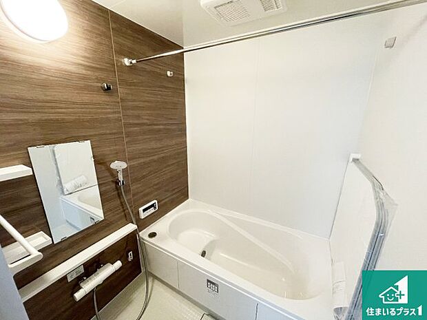 足をゆったり伸ばして寛げる浴槽です。窓が設けられていますので差し込む光が明るく穏やかな雰囲気にしてくれます♪浴室乾燥機も設置しているので、雨の日の洗濯物も安心です♪