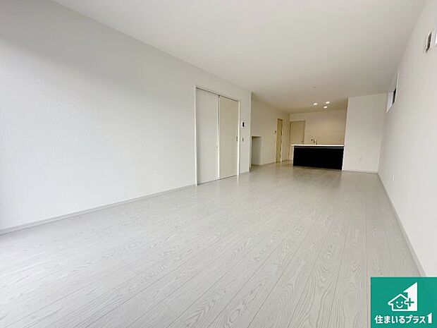 シンプルなリビングは、観葉植物等のインテリアを楽しめますね！パパ好みにも、ママ好みにも家具次第で雰囲気を変えることができます！