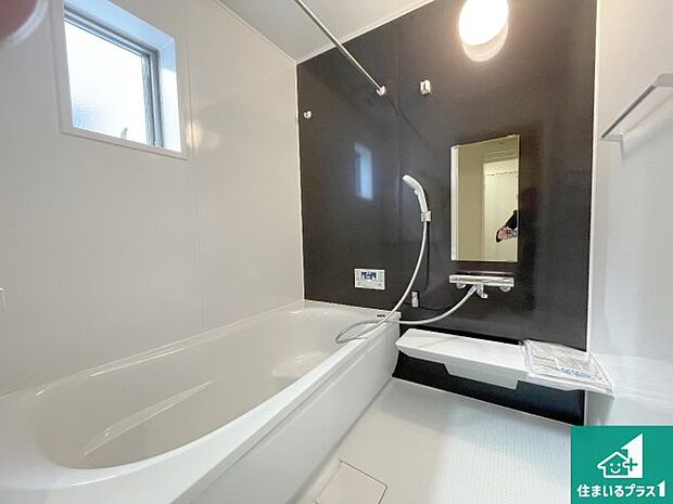 足をゆったり伸ばして寛げる浴槽です。窓が設けられていますので差し込む光が明るく穏やかな雰囲気にしてくれます♪浴室乾燥機も設置しているので、雨の日の洗濯物も安心です♪