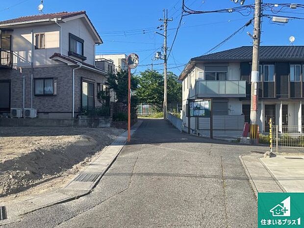 周辺は閑静な住宅街です。前面道路もしっかりと有りますので車の出し入れも安心ですよ！