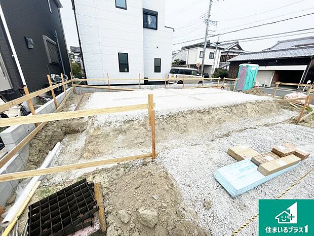周辺は落ち着いた街並みの住宅地!子育てがしやすい住環境です!まだ未完成ですが、現地でしかわからない事もございます。是非一度ご覧ください。