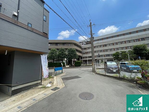周辺は落ち着いた街並みの住宅地!子育てがしやすい住環境です!まだ未完成ですが、現地でしかわからない事もございます。是非一度ご覧ください。