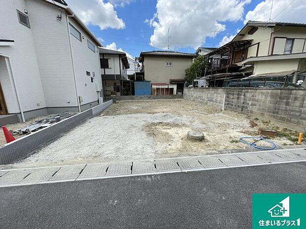 周辺は落ち着いた街並みの住宅地!子育てがしやすい住環境です!まだ未完成ですが、現地でしかわからない事もございます。是非一度ご覧ください。