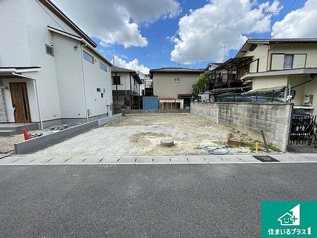 周辺は落ち着いた街並みの住宅地!子育てがしやすい住環境です!まだ未完成ですが、現地でしかわからない事もございます。是非一度ご覧ください。