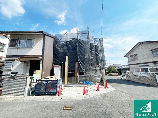 日当たり良好の明るいリビングで朝の目覚めもスッキリできそう!対面キッチンでご家族のコミュニケーションも自然と増える設計!小さなお子様が遊ぶスペースを作っても広々とくつろげるLDK!