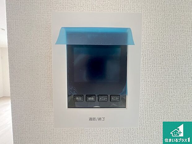 【カラーモニターインターホン】声だけでなく来訪者の姿や顔がモニターで確認できるので、小さなお子様がいらっしゃるご家庭でも安心できます！ 
