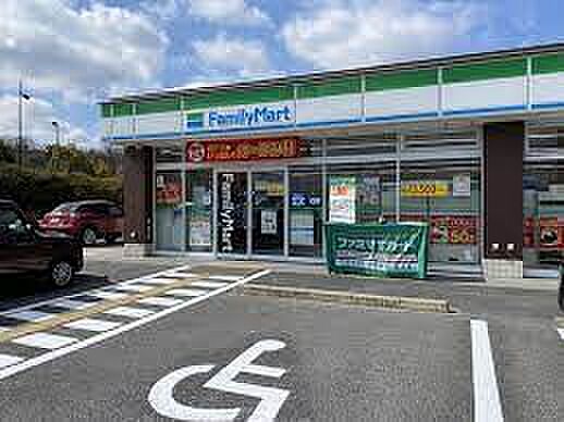 ファミリーマート 木津川台駅前店