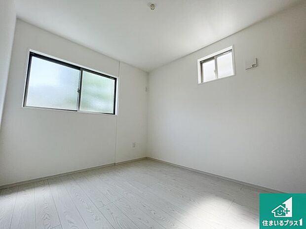 【洋室】シンプルな洋室は、自分好みのインテリアが楽しめます♪ご家族とインテリアや家具を選びに行くのは新築購入時の醍醐味の一つです。ぜひお楽しみください♪