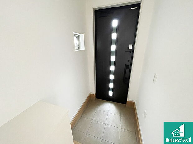 【玄関】シューズボックスにはたくさんの靴が収納できるので玄関周りはいつもスッキリ!ご家族が増えても安心!