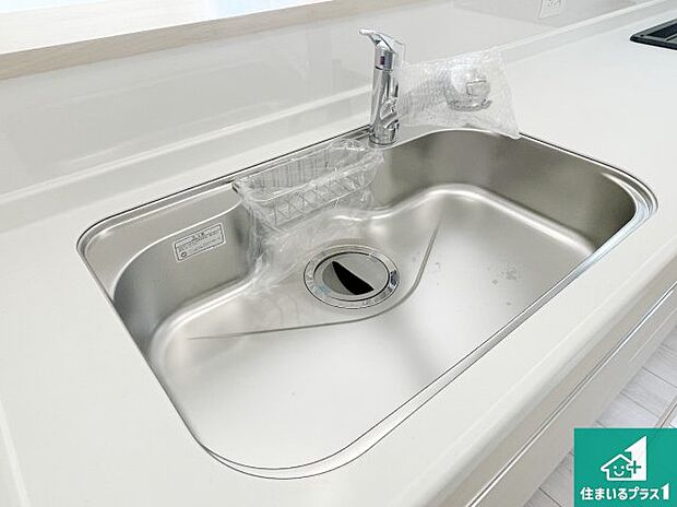 【キッチンシンク】蛇口の先端に浄水器を内蔵しています!原水と浄水、お湯と冷水、シャワーの切替えがワンタッチなので用途によって使い分けられます。