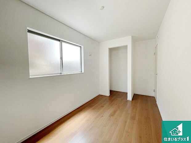 【洋室】シンプルな洋室は、自分好みのインテリアが楽しめます♪ご家族とインテリアや家具を選びに行くのは新築購入時の醍醐味の一つです。ぜひお楽しみください♪