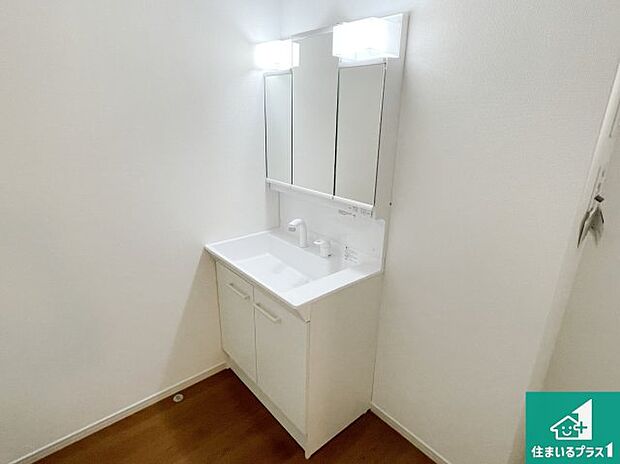 【独立洗面台】清潔感のある洗面台です。フラットな鏡は掃除がしやすく毎日清潔！鏡裏には収納があるのでスッキリとした洗面台が保てます。
