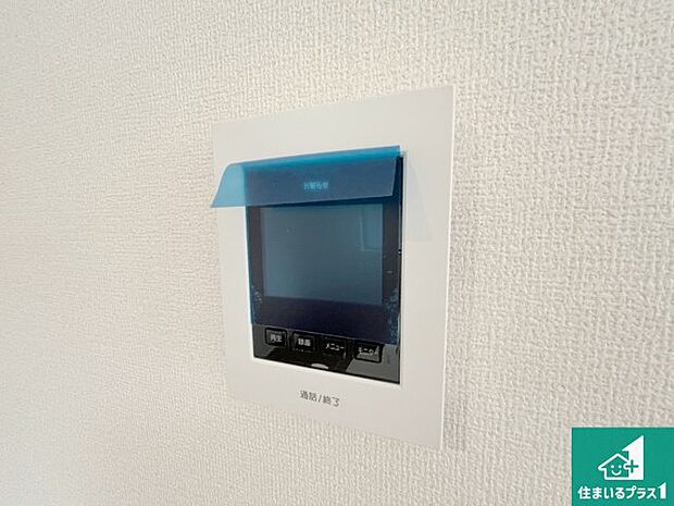 【カラーモニターインターホン】声だけでなく来訪者の姿や顔がモニターで確認できるので、小さなお子様がいらっしゃるご家庭でも安心できます!