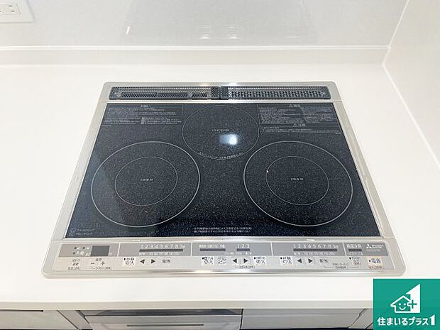 【コンロ】火を使わないので、安心なIHコンロ!でこぼこが無い構造なので、掃除もしやすく清潔に保てます!