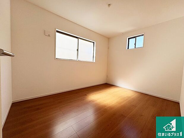 【洋室】シンプルな洋室は、自分好みのインテリアが楽しめます♪ご家族とインテリアや家具を選びに行くのは新築購入時の醍醐味の一つです。ぜひお楽しみください♪