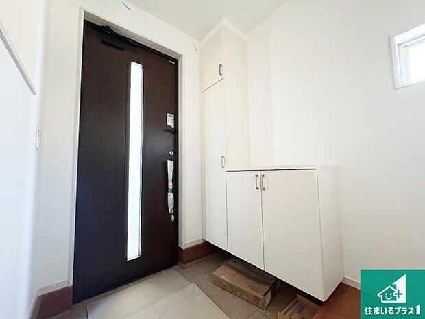 【玄関】シューズボックスにはたくさんの靴が収納できるので玄関周りはいつもスッキリ!ご家族が増えても安心!