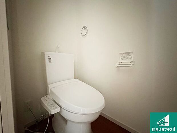 【トイレ】1・2階の2ヶ所にあるので、朝の忙しい時間の順番待ちもなく、深夜の利用にも大変便利です。