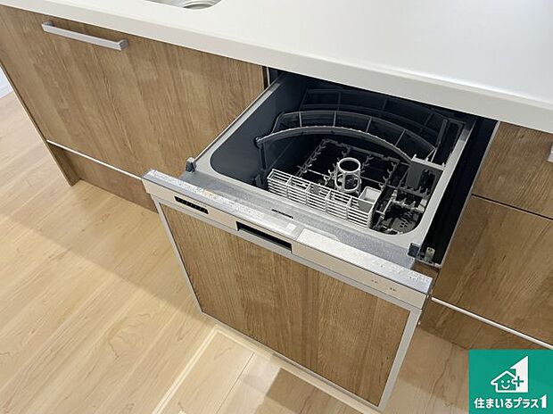【食器洗浄乾燥機】食事後の一仕事、食器洗いをボタン一つでお任せできちゃいます！場所を取らないビルトイン式なので、お料理スペースもしっかり確保！