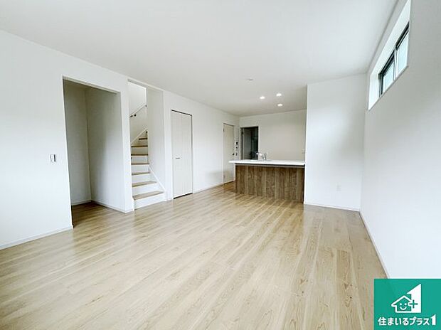 【居間・リビング】シンプルなリビングは家具次第で雰囲気を変えることができます!