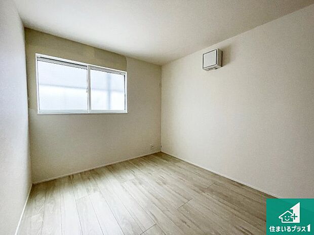 【洋室】シンプルな洋室は、自分好みのインテリアが楽しめます♪ご家族とインテリアや家具を選びに行くのは新築購入時の醍醐味の一つです。ぜひお楽しみください♪