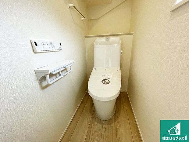 【トイレ】1・2階の2ヶ所にあるので、朝の忙しい時間の順番待ちもなく、深夜の利用にも大変便利です。