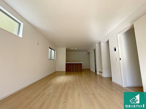 【居間・リビング】日当たり良好の明るいリビングで朝の目覚めもスッキリできそう!対面キッチンでご家族のコミュニケーションも自然と増える設計!小さなお子様が遊ぶスペースを作っても広々とくつろげるLDK!