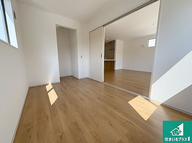 【洋室】シンプルな洋室は、自分好みのインテリアが楽しめます♪ご家族とインテリアや家具を選びに行くのは新築購入時の醍醐味の一つです。ぜひお楽しみください♪