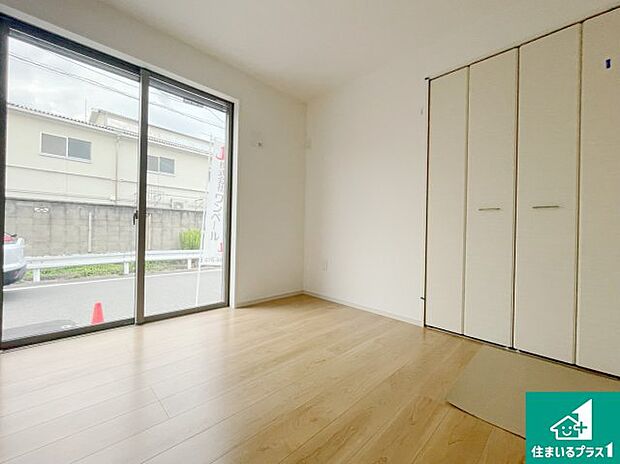 【洋室】シンプルな洋室は、自分好みのインテリアが楽しめます♪ご家族とインテリアや家具を選びに行くのは新築購入時の醍醐味の一つです。ぜひお楽しみください♪