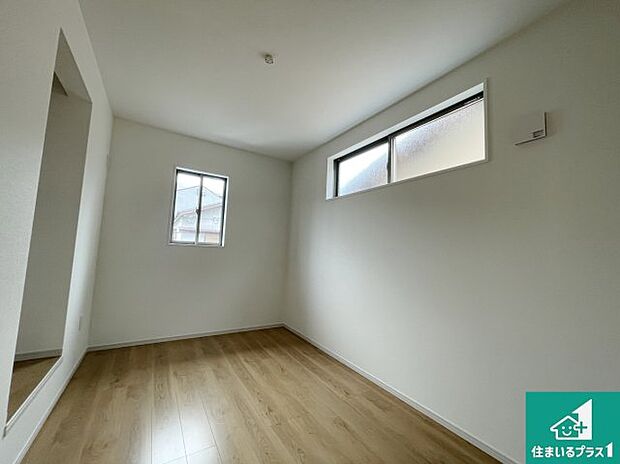 【洋室】シンプルな洋室は、自分好みのインテリアが楽しめます♪ご家族とインテリアや家具を選びに行くのは新築購入時の醍醐味の一つです。ぜひお楽しみください♪