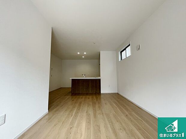 【居間・リビング】シンプルなリビングは、観葉植物等のインテリアを楽しめますね!パパ好みにも、ママ好みにも家具次第で雰囲気を変えることができます!