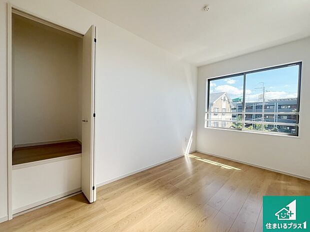 【洋室】シンプルな洋室は、自分好みのインテリアが楽しめます♪ご家族とインテリアや家具を選びに行くのは新築購入時の醍醐味の一つです。ぜひお楽しみください♪