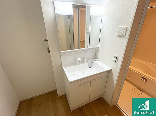 【独立洗面台】清潔感のある洗面台です。フラットな鏡は掃除がしやすく毎日清潔!鏡裏には収納があるのでスッキリとした洗面台が保てます。