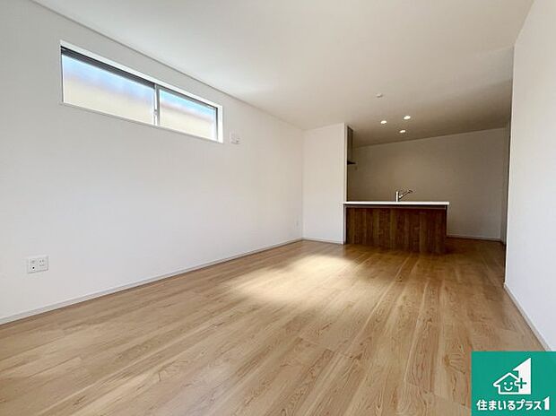 【居間・リビング】日当たり良好の明るいリビングで朝の目覚めもスッキリできそう!対面キッチンでご家族のコミュニケーションも自然と増える設計!小さなお子様が遊ぶスペースを作っても広々とくつろげるLDK!