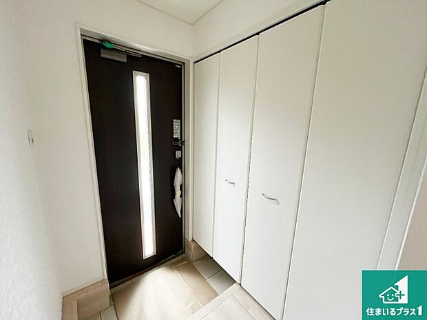 【玄関】シューズボックスにはたくさんの靴が収納できるので玄関周りはいつもスッキリ!ご家族が増えても安心!